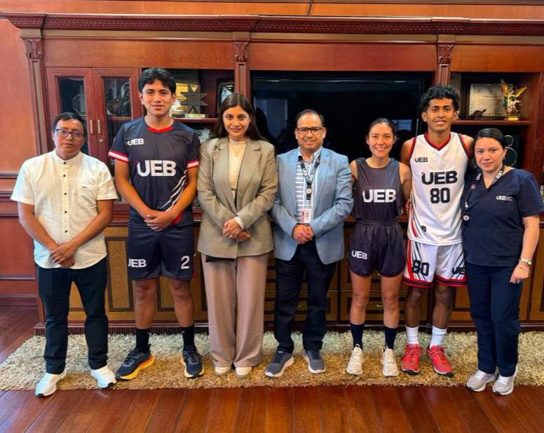 Donación de uniformes deportivos a la delegación que representará a nuestra institución